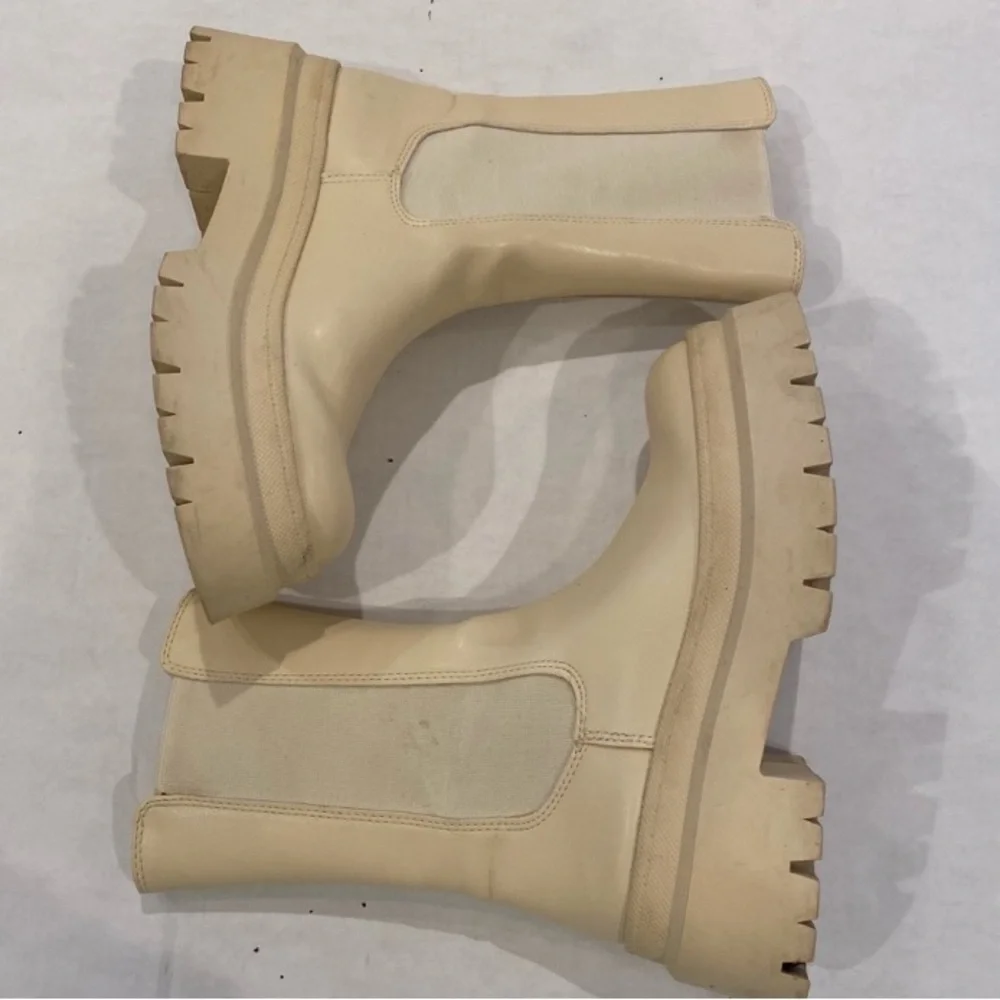Pull&Bear cream vinyl Chelsea style pull on platform rubber rain boot size 36